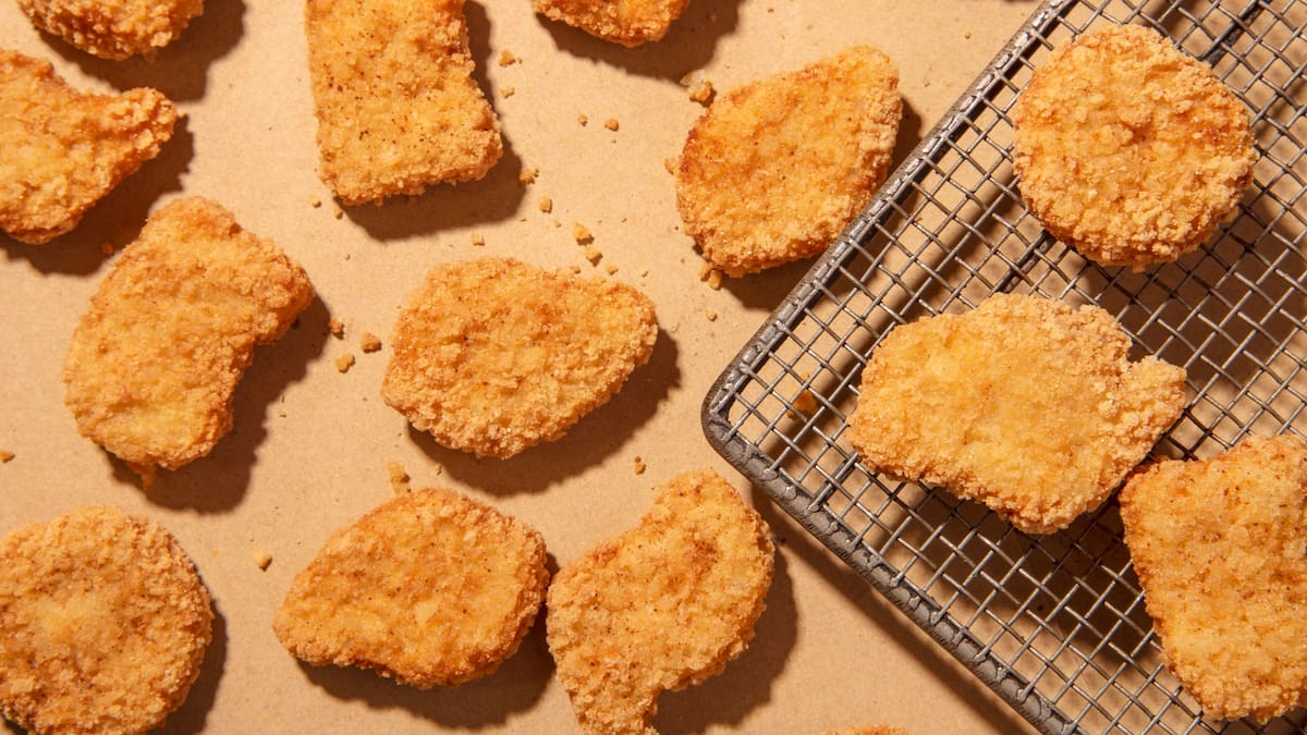 Nuggets de pollo caseros: cómo hacerlos con 4 ingredientes y qué tener en cuenta antes de freezarlos