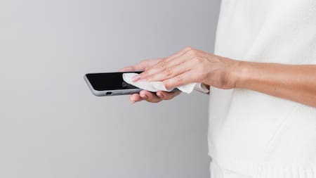 Celular; limpieza. Foto: Freepik