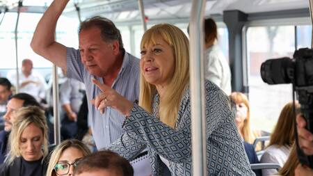 Rossana Chahla, intendenta de San Miguel de Tucumán, subió a todo su Gabinete al colectivo. Foto: Prensa