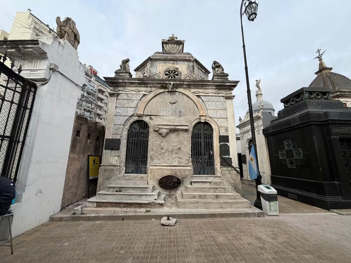 Una bóveda, perteneciente a la familia Girado, quedó en el centro de la polémica
