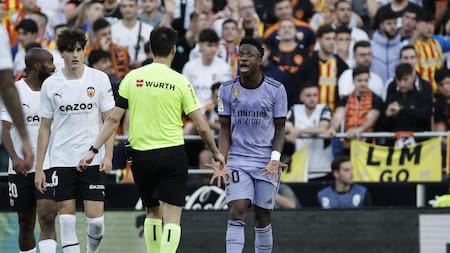 Vinicius Jr denunció insultos racistas por parte de la hinchada del Valencia. Foto: EFE.