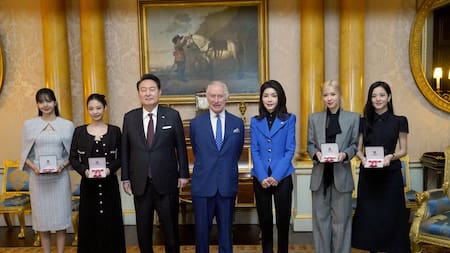 Carlos III recibió a Blackpink en el Palacio de Buckingham. Foto: Reuters