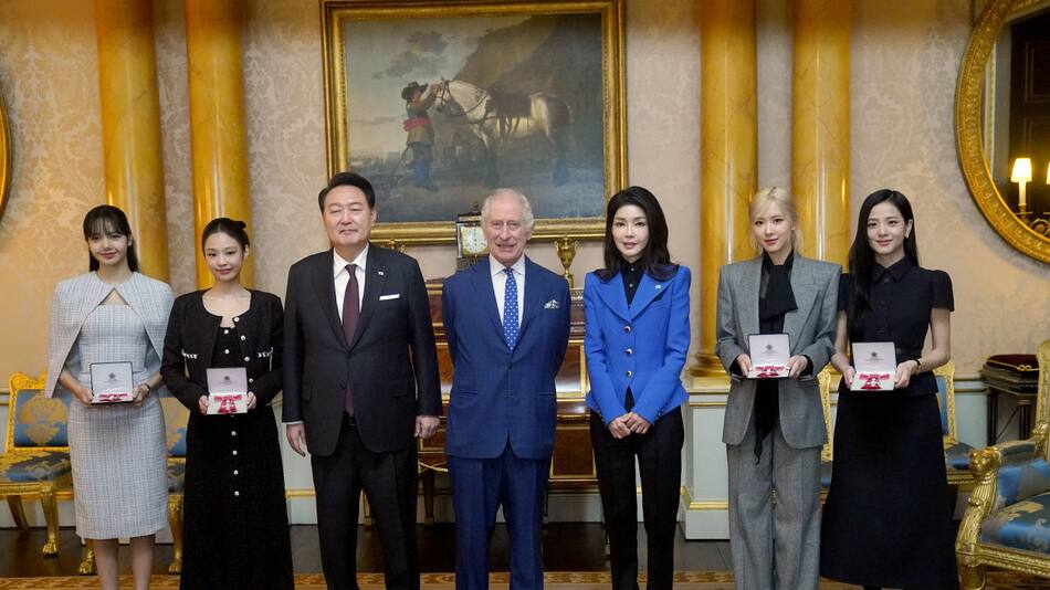 Carlos III recibió a Blackpink en el Palacio de Buckingham. Foto: Reuters
