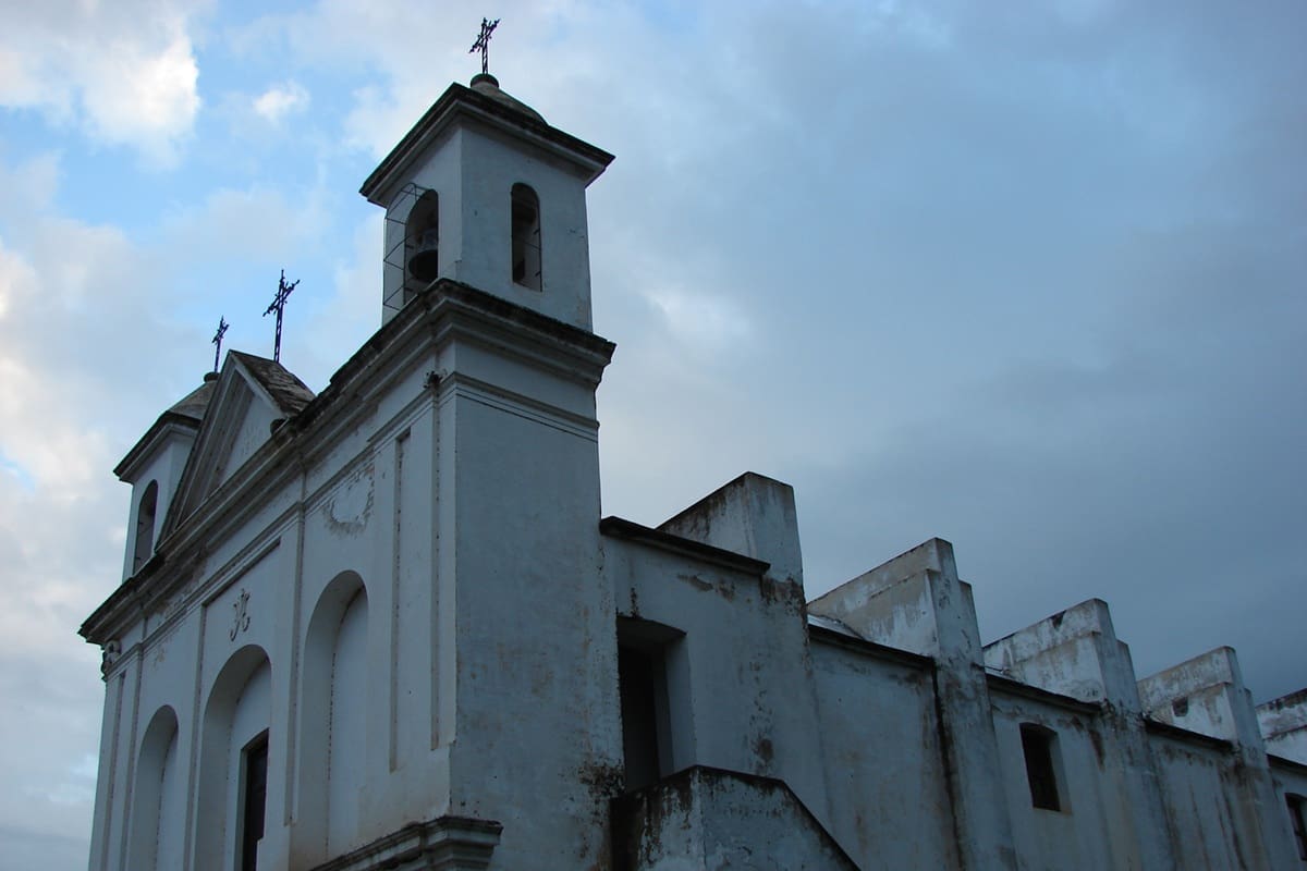 La historia comenzó en 1885, cuando Samuel Isidro Sánchez llegó al pueblo con el objetivo de construir un nuevo templo para reemplazar una antigua capilla que ya no respondía a las necesidades de los habitantes.