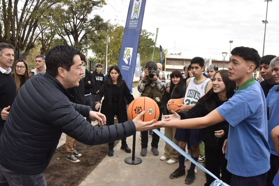 Leo Nardini inauguró el “Playón Multideportivo Villa de Mayo”.