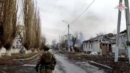 Destrucción en las calles producto de la guerra entre Rusia y Ucrania. Foto: Reuters.