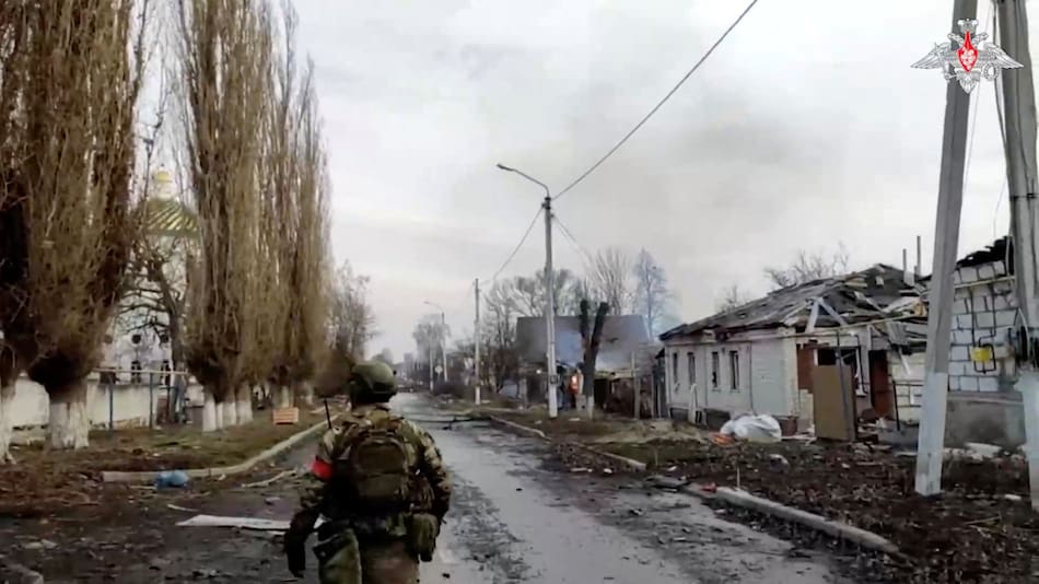 Destrucción en las calles producto de la guerra entre Rusia y Ucrania. Foto: Reuters.