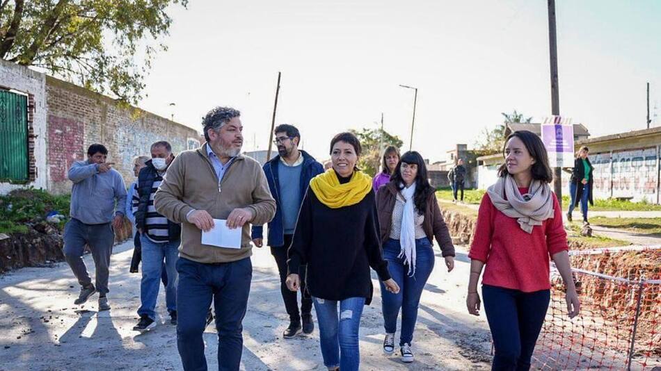 Mayra Mendoza recorrió obras en Ezpeleta. Foto: Prensa.