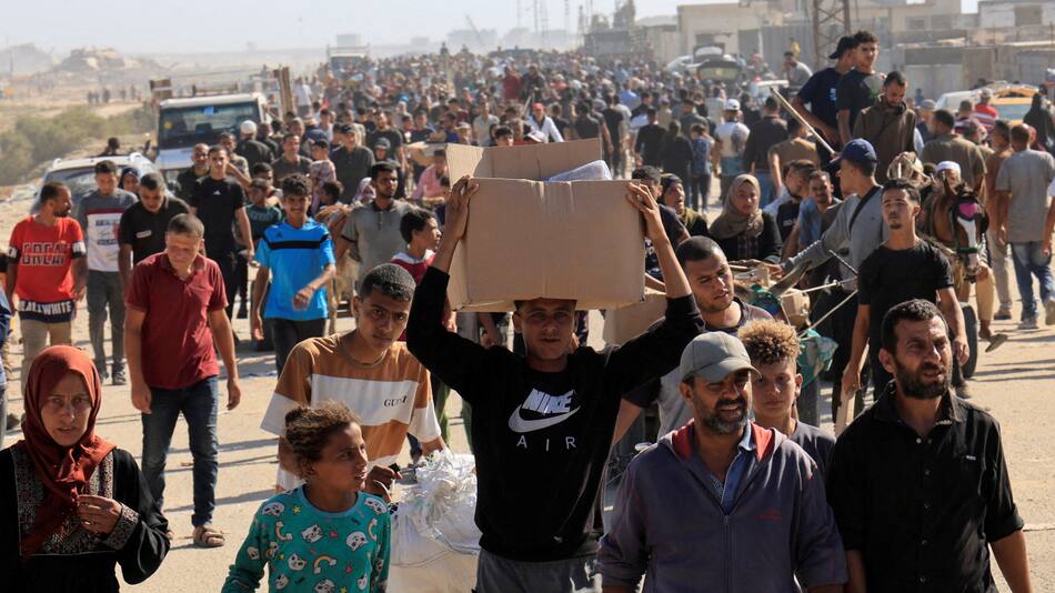 Entrega de ayuda humanitaria en la Franja de Gaza. Foto: REUTERS/Hatem Khaled.