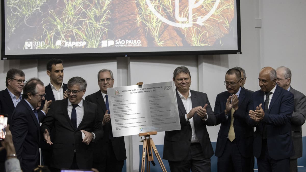El gobernador del estado de Sao Paulo, Tarcisio de Freitas, acompañado del presidente de Toyota en Brasil y directores de la Universidad de São Paulo . Foto: EFE.