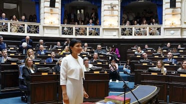 Mayra Mendoza juró como diputada provincial