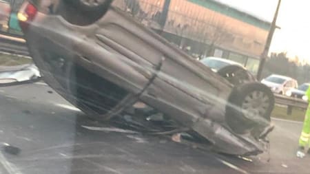 Dos autos volcaron tras un choque múltiple en la autopista Panamericana