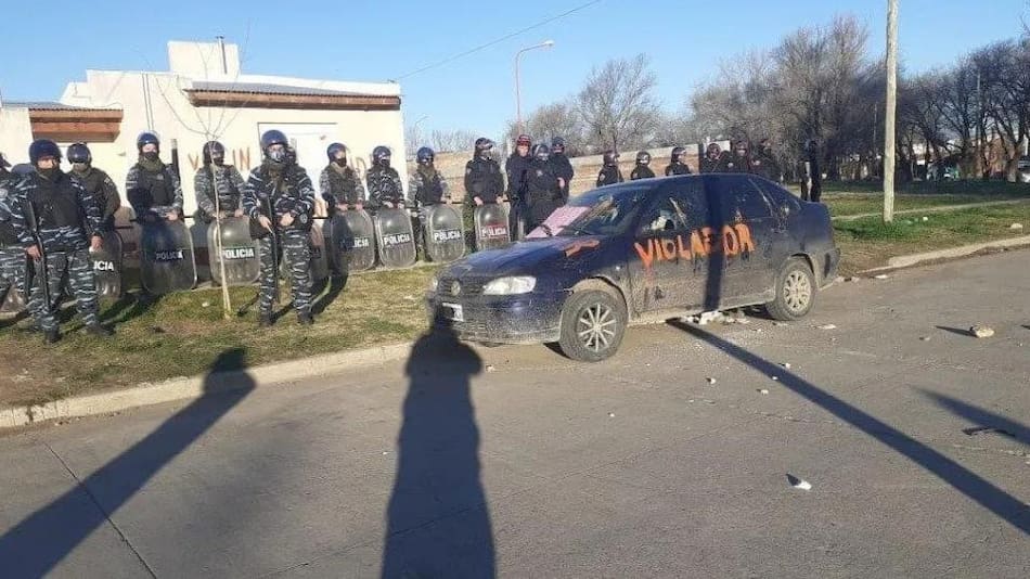 Escrache a presunto violador en Bahía Blanca