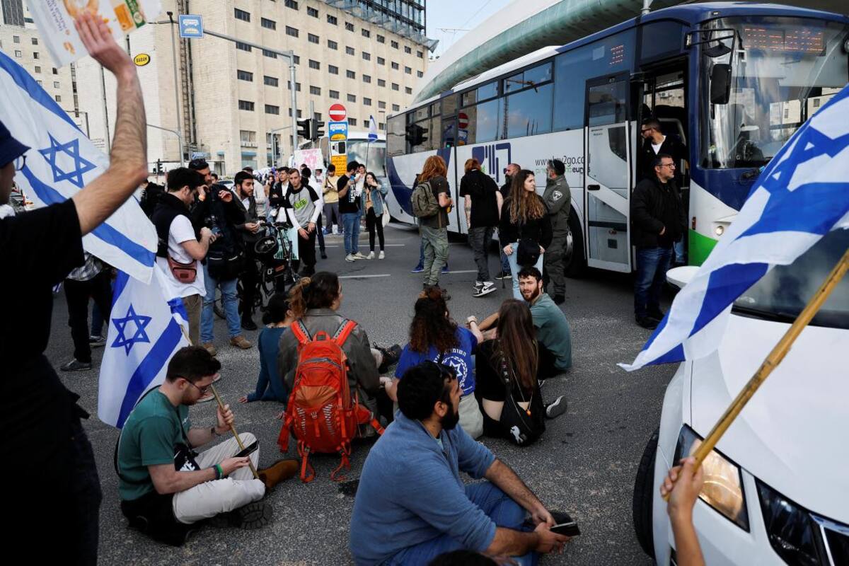 Jóvenes en las protestas contra la reforma judicial. Foto: Reuters.