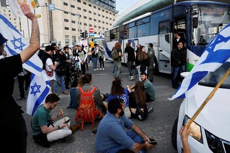 Jóvenes en las protestas contra la reforma judicial. Foto: Reuters.