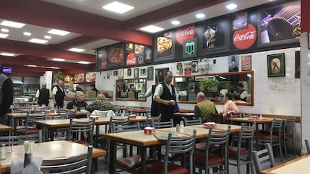 En una esquina de Mataderos, al oeste de la Ciudad, está El Cedrón