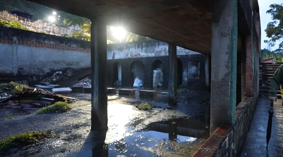 Instalaciones en ruinas de La Catedral, la lujosa prisión de Pablo Escobar.