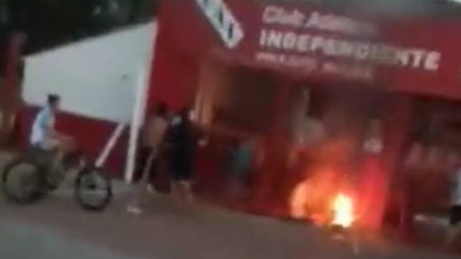 Un hincha de Independiente murió de un balazo en el pecho en medio de una pelea para despejar un piquete