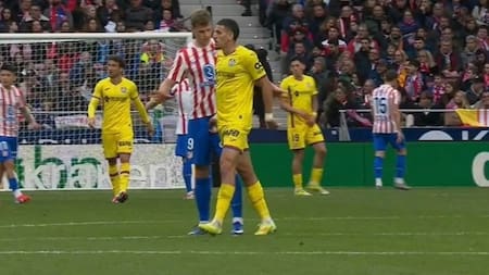 Insólita expulsión en Atlético de Madrid - Getafe: un futbolista le pellizcó la entrepierna a su rival y vio la tarjeta roja
