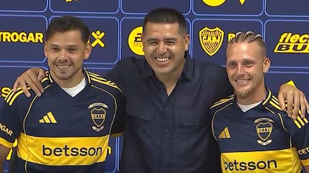 Juan Román Riquelme junto a Ángel Romero y Santiago Ascacibar.