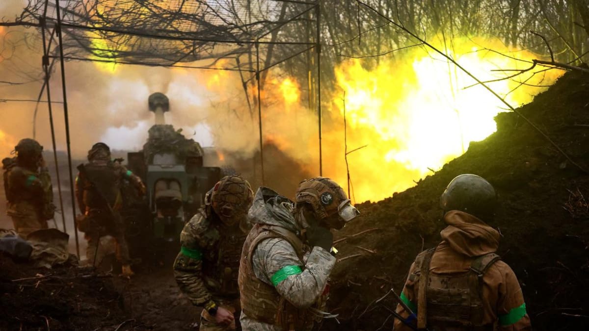 La artillería ucraniana en Bajmut. Foto: Reuters.
