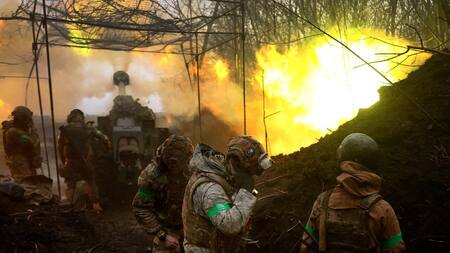 La artillería ucraniana en Bajmut. Foto: Reuters.
