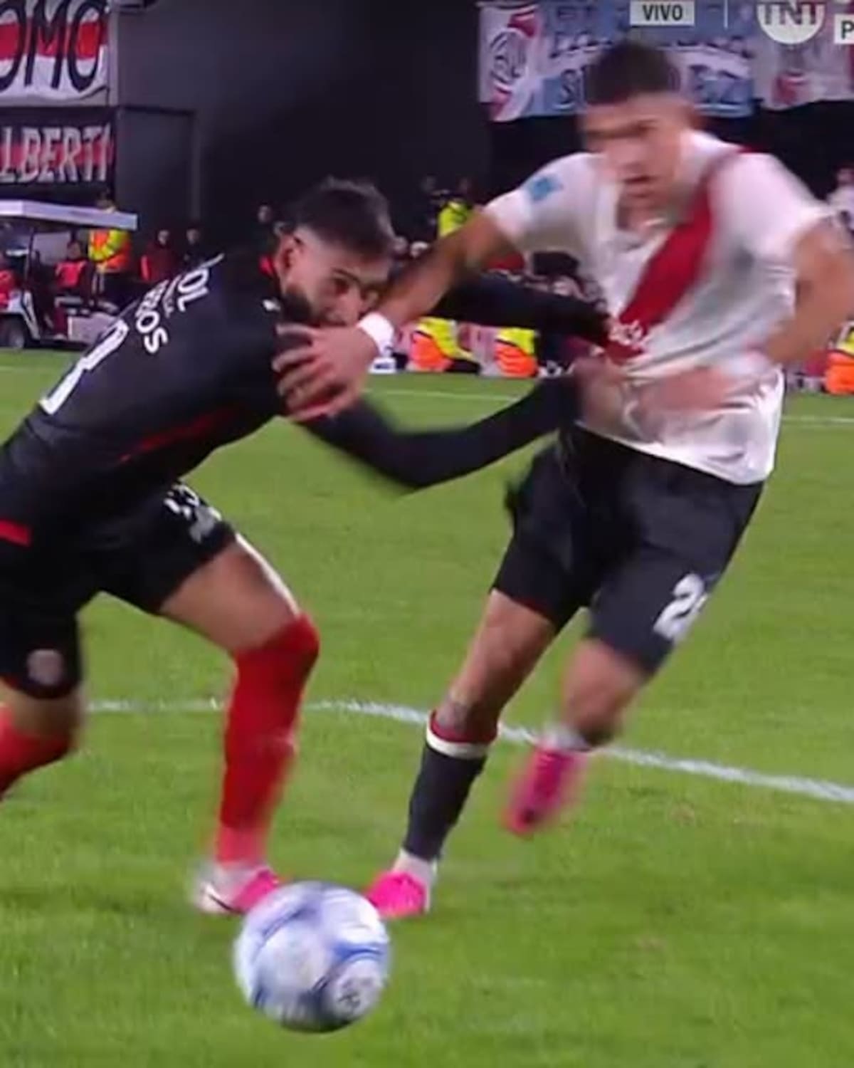 El penal que River reclama sobre Pereyra