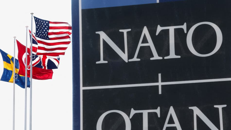 Las banderas de los miembros de la Alianza ondean en la sede de la OTAN en Bruselas, Bélgica. 2 de abril de 2025. Foto: REUTERS/Yves Herman