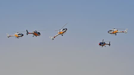 Helicópteros acróbatas de la Patrulla Aspa del Ejército Español