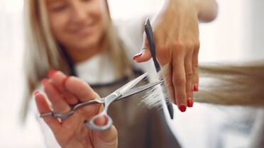 Rostros rejuvenecidos a cualquier edad: el corte de pelo que marca tendencia esta primavera 2025