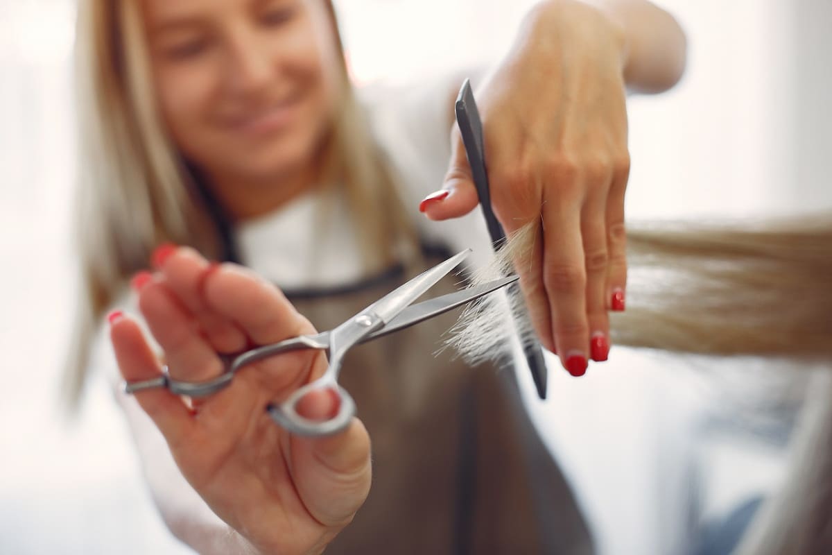 Corte de pelo; cabello; peluquería. Foto: Freepik.