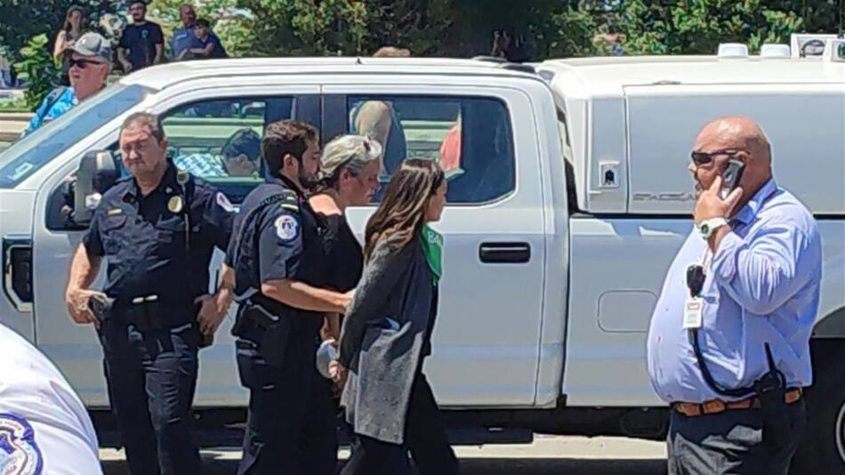 Congresistas demócratas arrestadas durante protesta a favor del aborto. Foto: EFE.