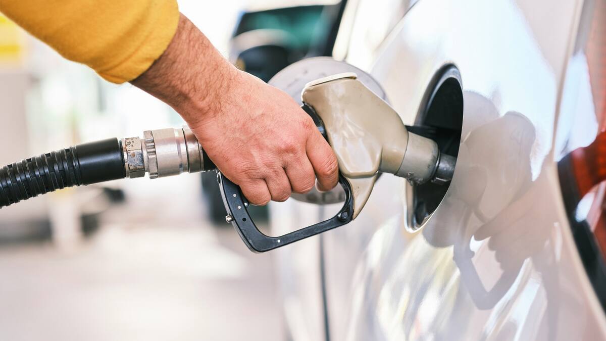 Cargar combustible, nafta, estación de servicio. Foto Unplash