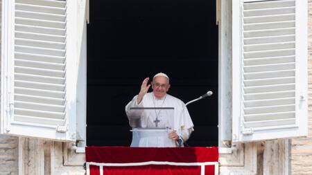 El Papa Francisco dirige la oración del Ángelus desde su ventana en el Vaticano. Foto: REUTERS.
