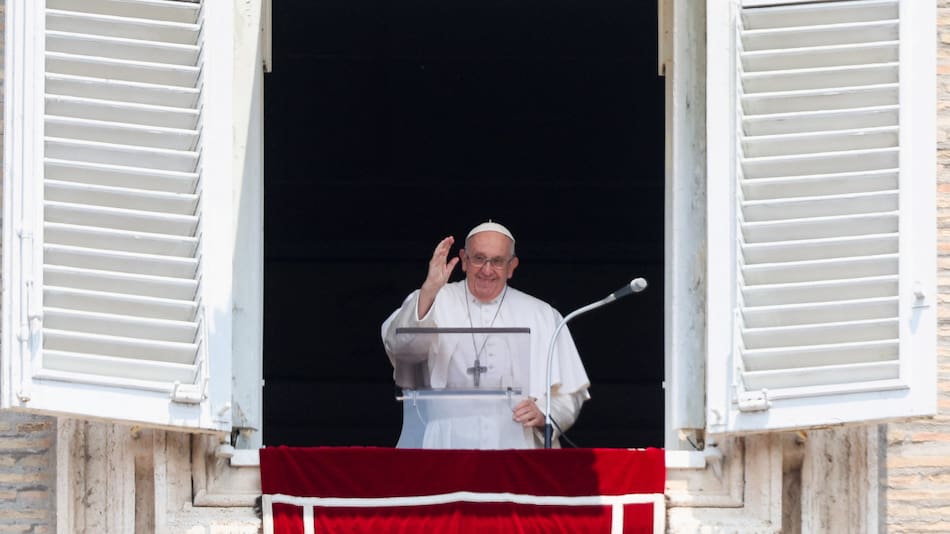 El Papa Francisco dirige la oración del Ángelus desde su ventana en el Vaticano. Foto: REUTERS.