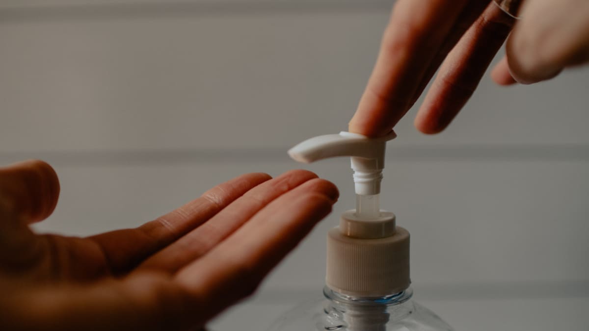 ANMAT prohibió productos de limpieza y equipos médicos por riesgos sanitarios: cuáles son