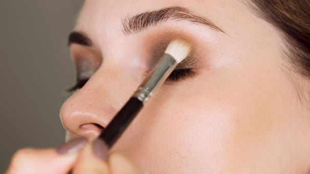 Rejuvenece en simples pasos: el maquillaje infalible para levantar la mirada sin cirugías estéticas
