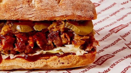 Compiten con las históricas pizzerías: los sándwiches premium de la calle Corrientes que pesan medio kilo y se consiguen desde $11.000