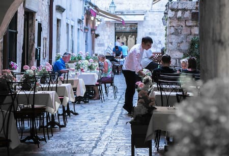 Mozo; bar; restaurante. Foto: Unsplash.