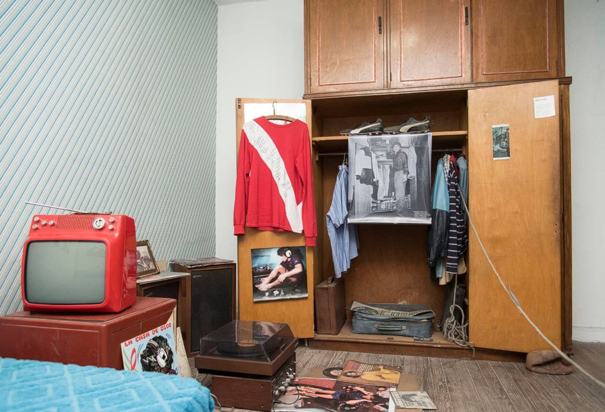 Habitación de la ex casa de Diego Maradona ubicada en Lascano 2257, La Paternal.