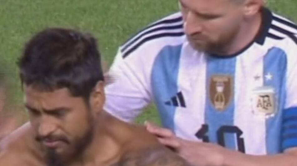 Lionel Messi firmándole la espalda a un fan. Foto: captura video