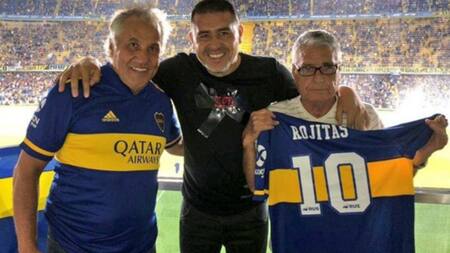 Rojitas junto a Juan Román Riquelme. Foto: NA