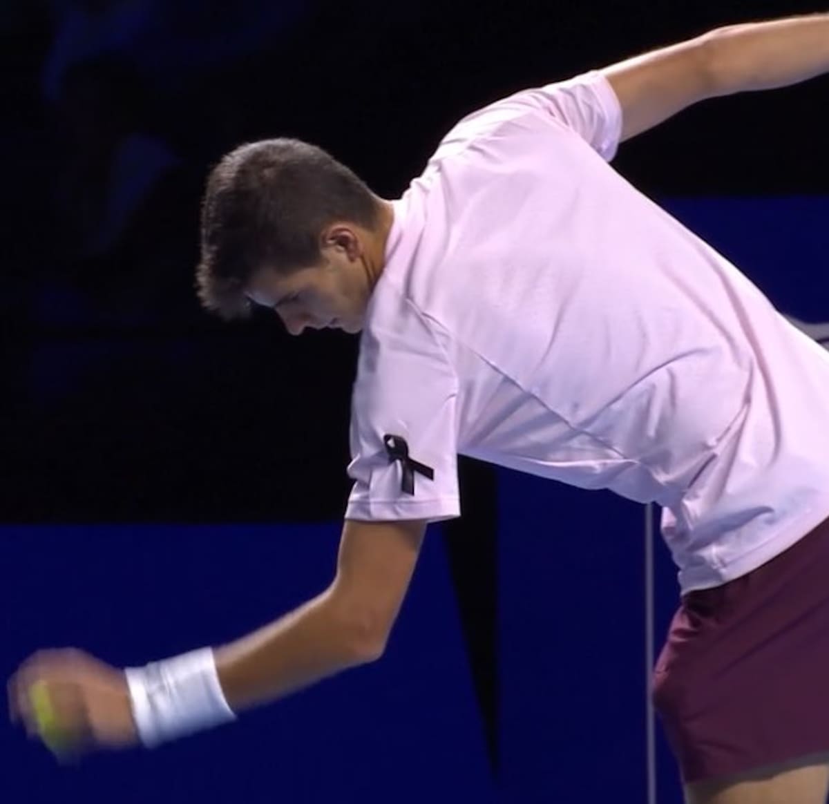 Rafa Jódar con el crespón negro en el torneo de Basilea.