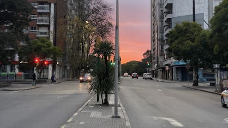 El nuevo rito de Montevideo: ver el sol salir por la 18 de Julio el 18 de julio. Foto: X/GonzaloTancredi