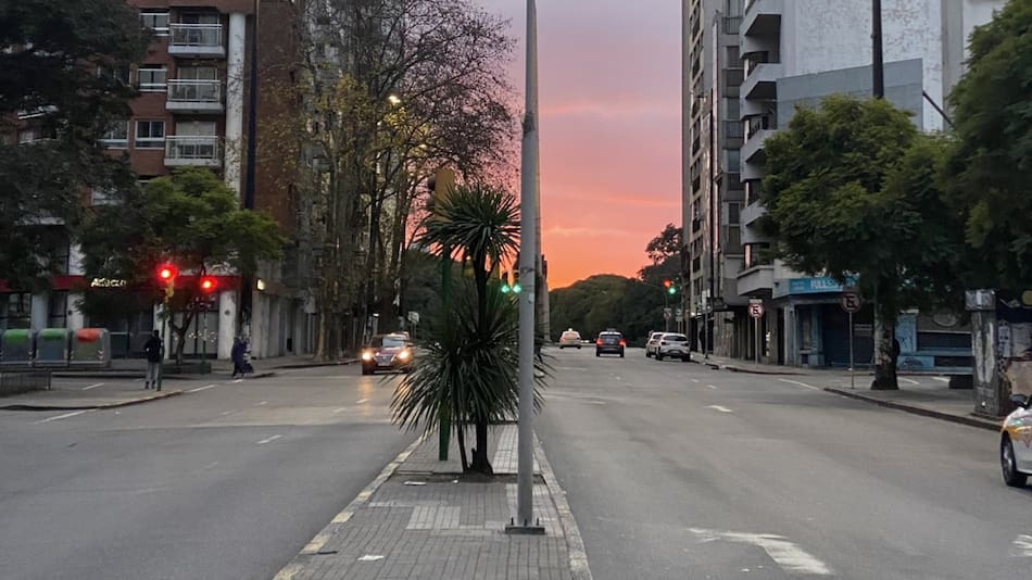 El nuevo rito de Montevideo: ver el sol salir por la 18 de Julio el 18 de julio. Foto: X/GonzaloTancredi