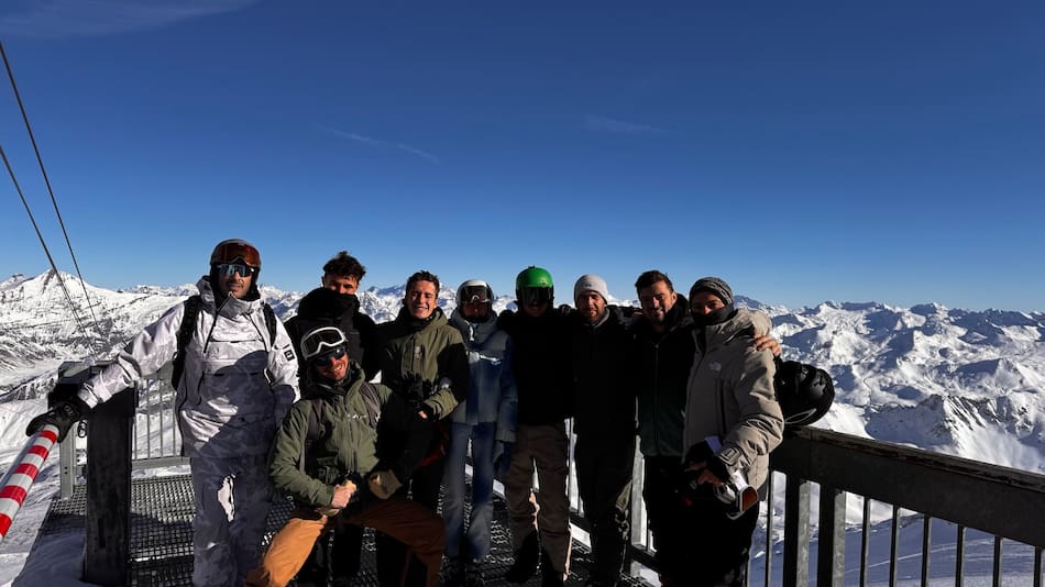 El piloto argentino de Super Fórmula Japonesa junto con sus amigos y Lando Norris