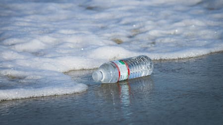 El agua de botella está minada de microplásticos. Foto Unsplash