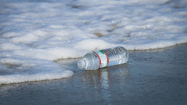 No es tan sana como parece: el agua de botella está minada de microplásticos, según un estudio