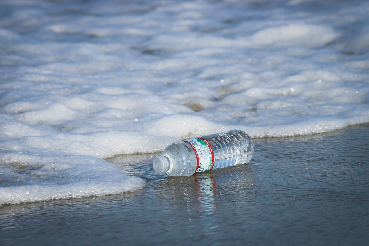 El agua de botella está minada de microplásticos. Foto Unsplash