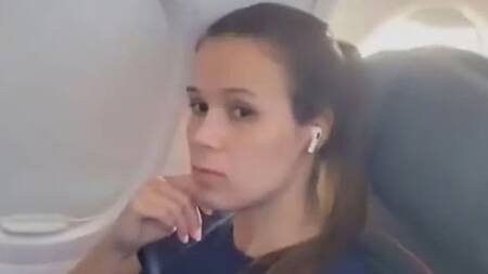 Jeniffer Catro, la joven que no le quiso dar el asiento de la ventana a un niño en el avión. Foto captura